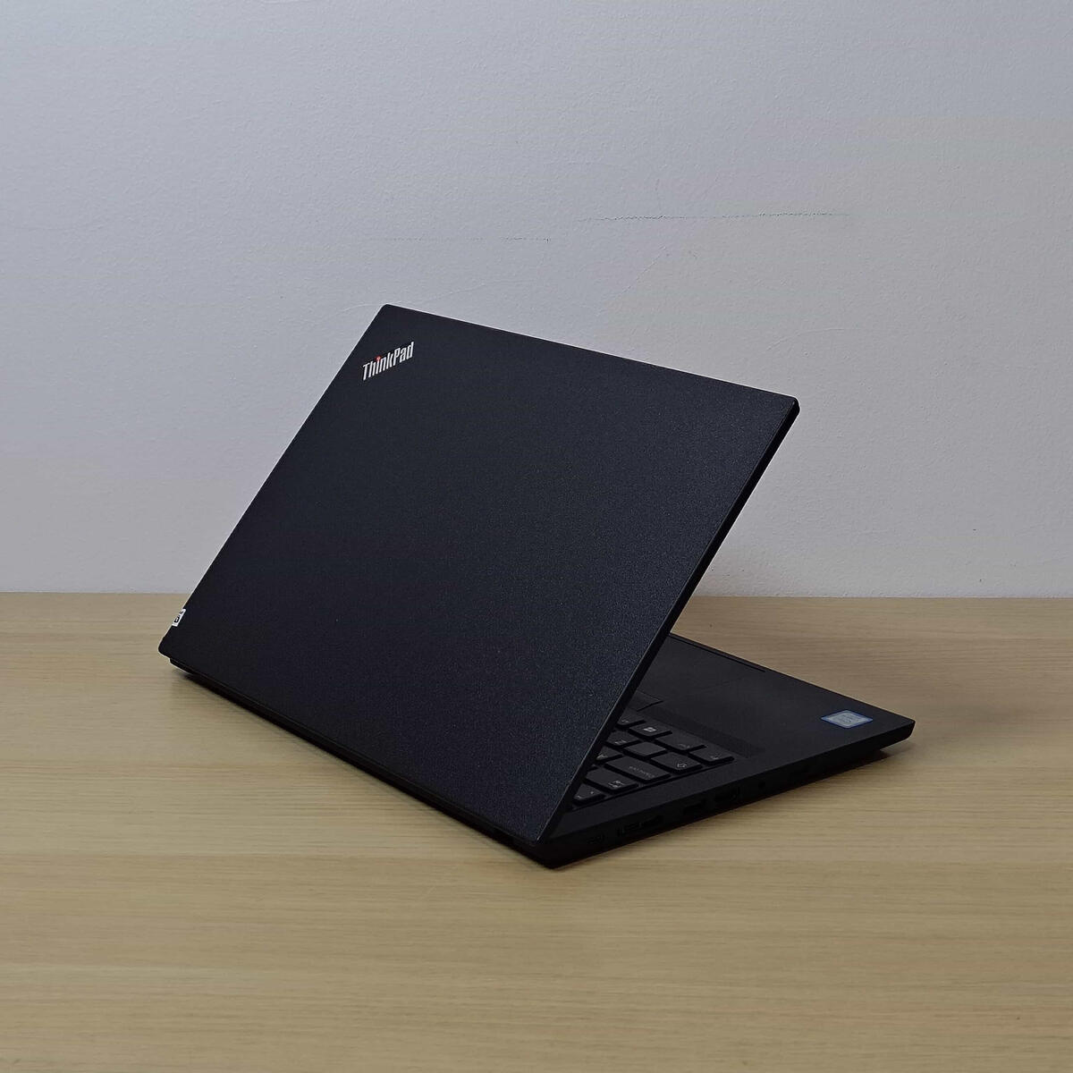 Lenovo Thinkpad T490 Belakang Kiri Butik Laptop