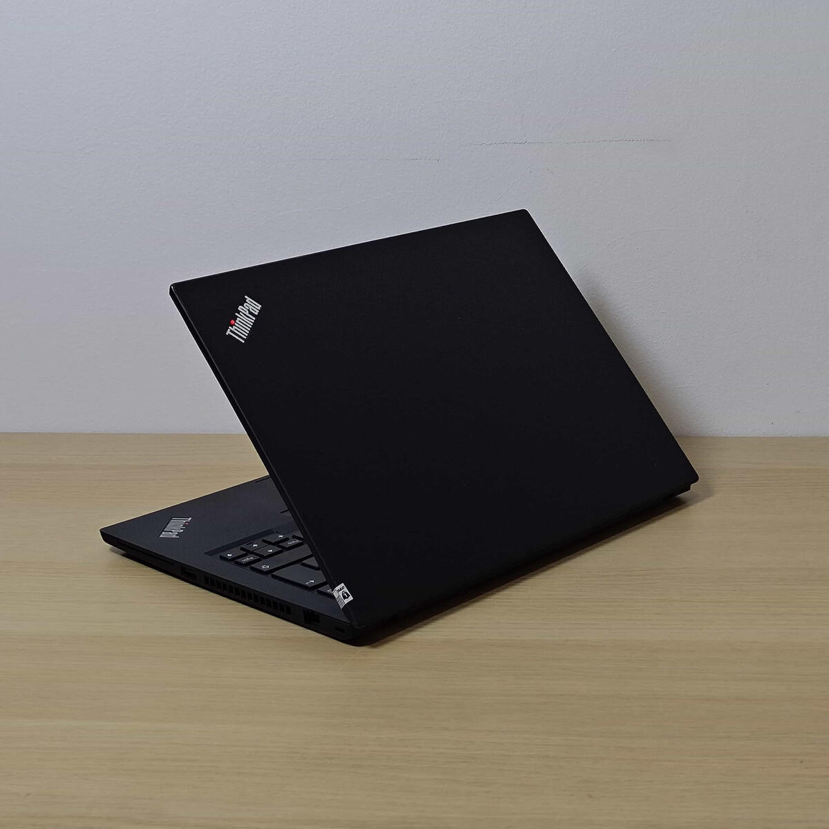Lenovo Thinkpad T490 Belakang Kanan Butik Laptop