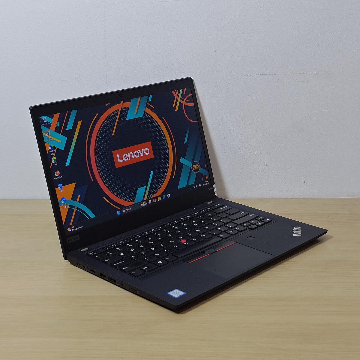 Lenovo Thinkpad T490 Depan Kiri Lenovo Thinkpad T490 Kiri Butik Laptop