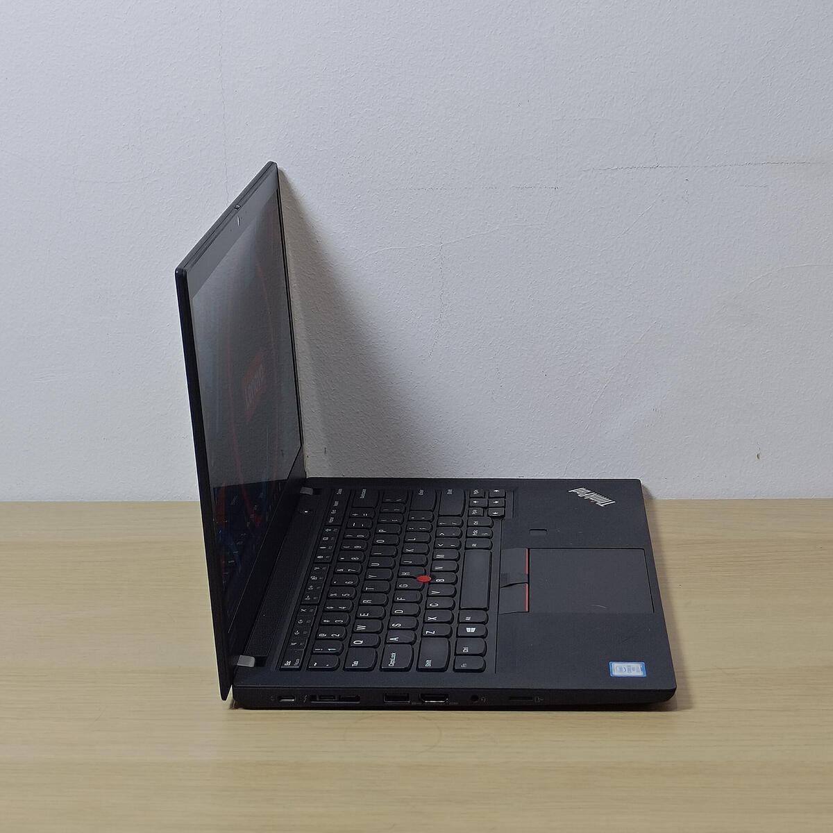 Lenovo Thinkpad T490 Samping Kiri Lenovo Thinkpad T490 Samping Kiri Butik Laptop