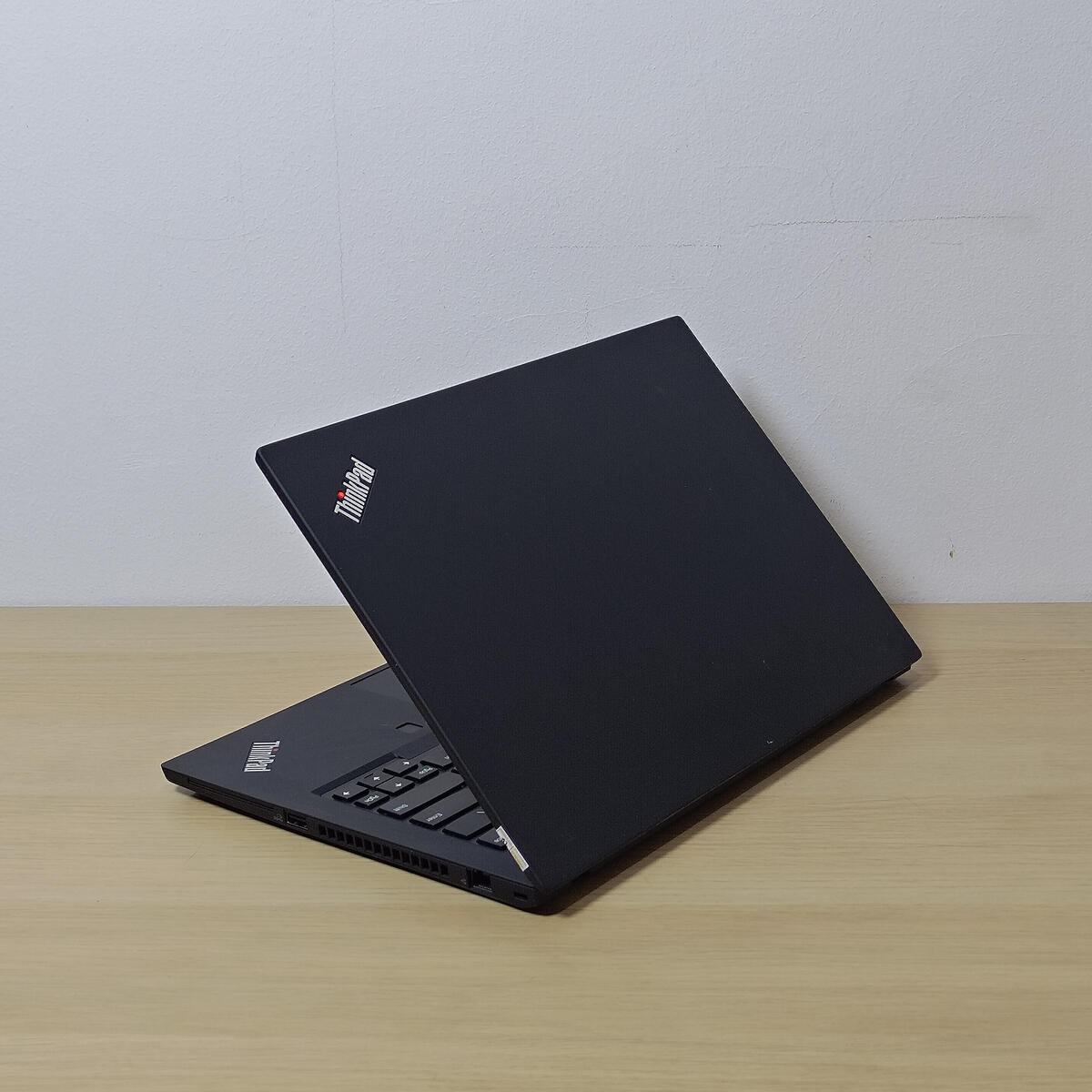 Lenovo Thinkpad T490 Belakang Kiri Butik Laptop