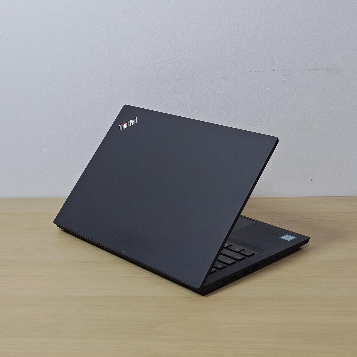 Lenovo Thinkpad T490 Belakang Kanan Butik Laptop
